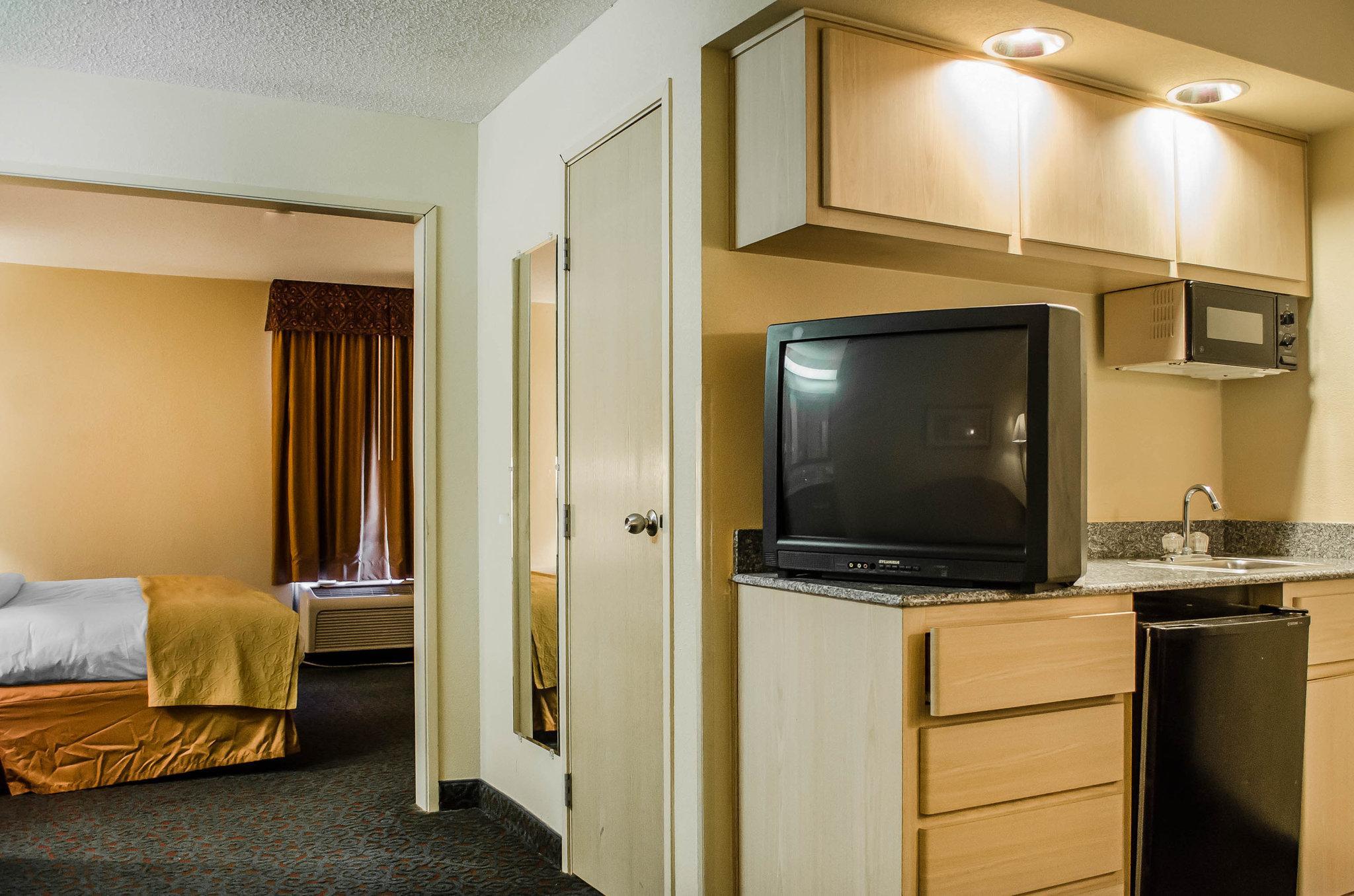 Quality Inn & Suites At Airport Blvd I-65 Mobile Exterior photo