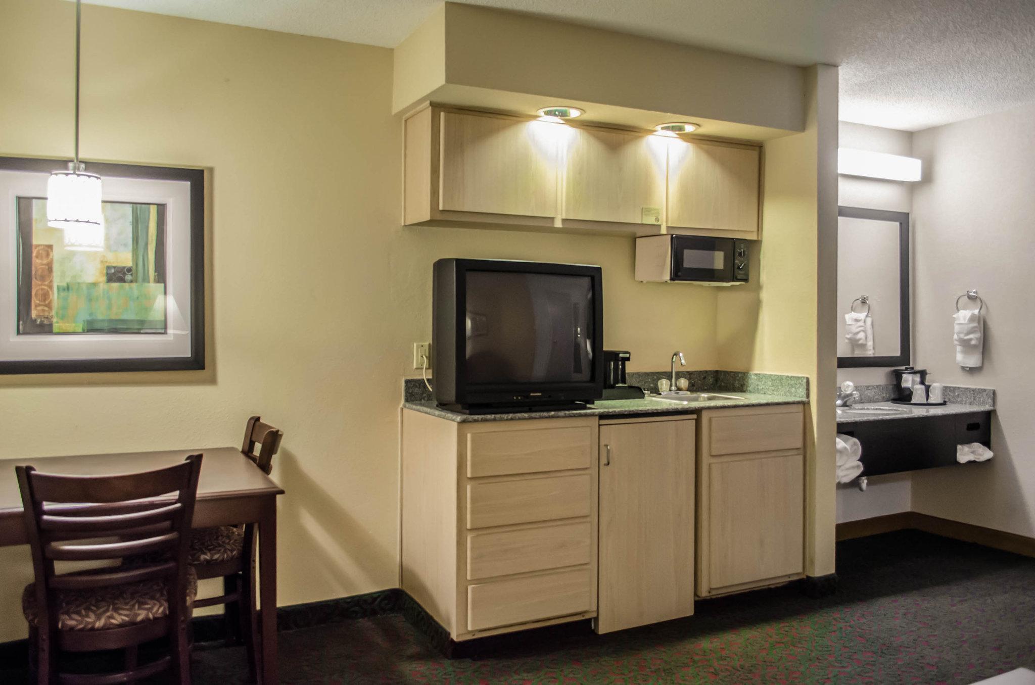 Quality Inn & Suites At Airport Blvd I-65 Mobile Exterior photo