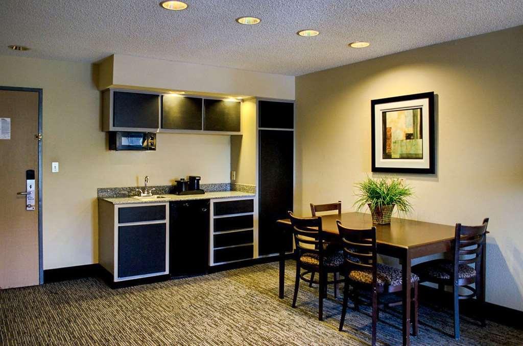 Quality Inn & Suites At Airport Blvd I-65 Mobile Room photo