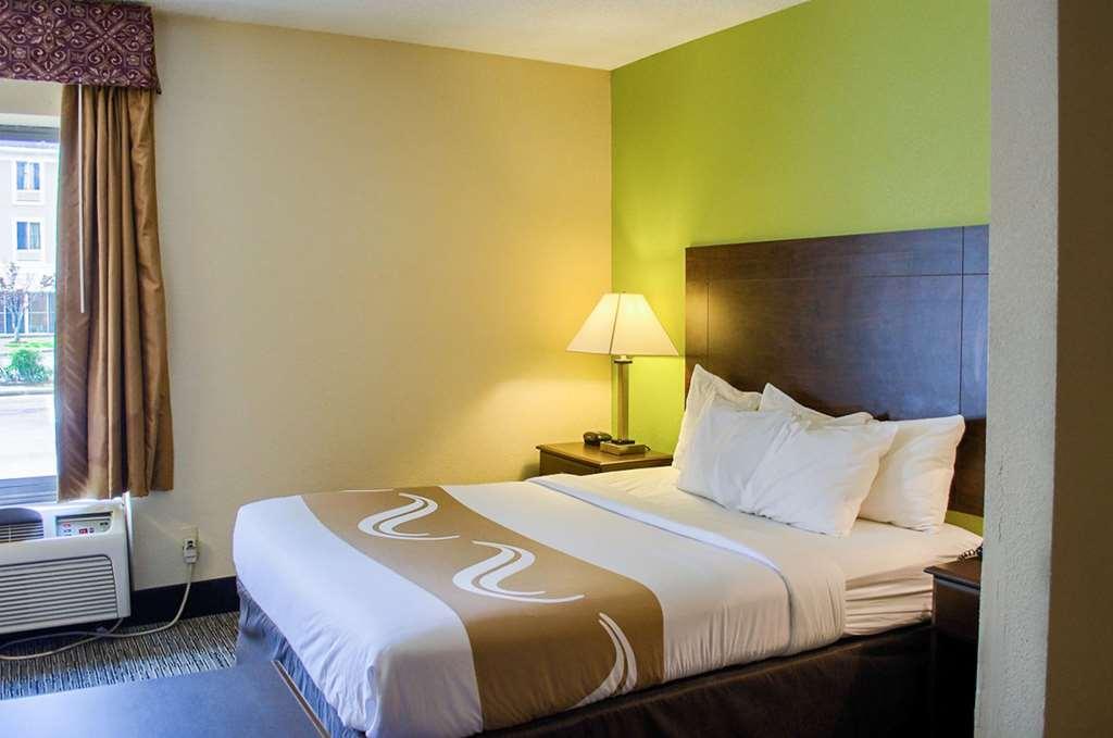 Quality Inn & Suites At Airport Blvd I-65 Mobile Room photo