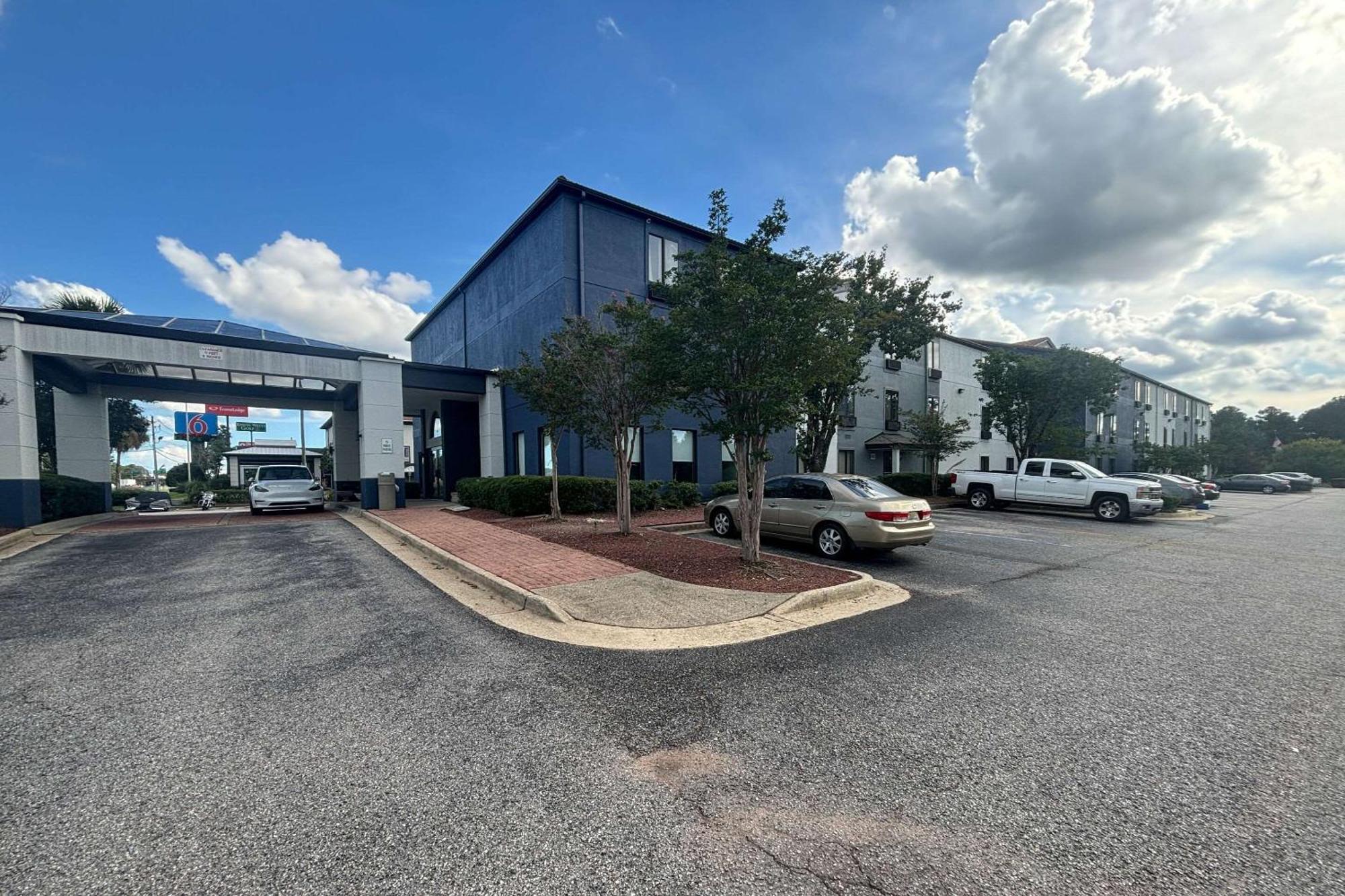 Quality Inn & Suites At Airport Blvd I-65 Mobile Exterior photo