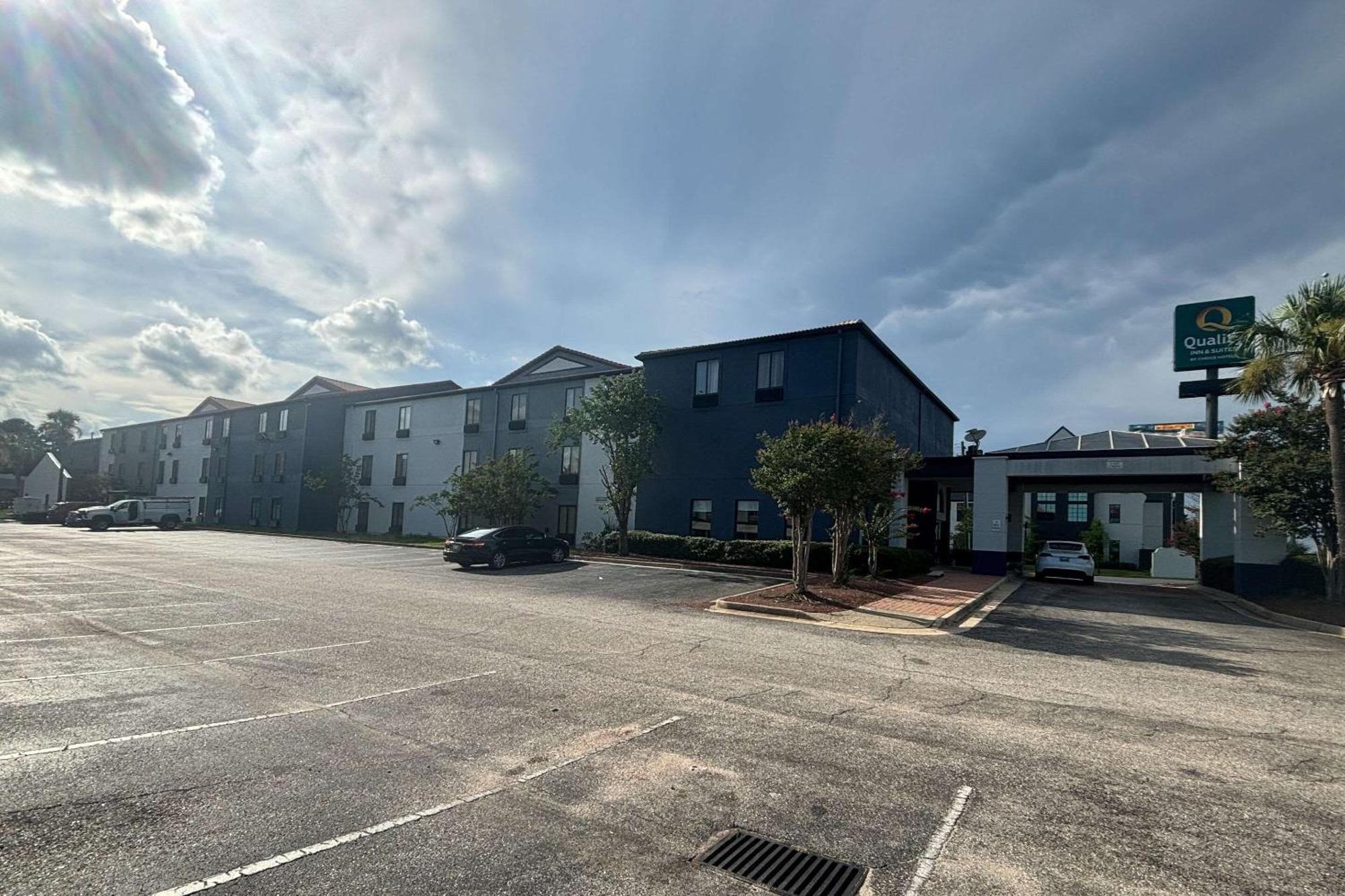 Quality Inn & Suites At Airport Blvd I-65 Mobile Exterior photo